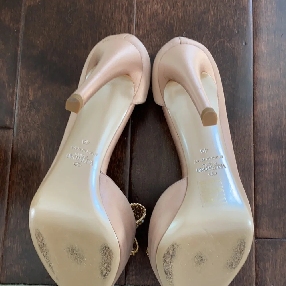 VALENTINO
Nude Satin Pearl Bow d'Orsay Pumps perfect sexy Valentine‘s shoe 💗 - Picture 8 of 11